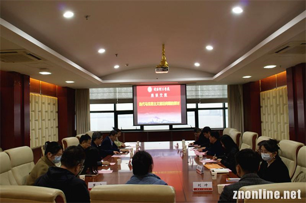 清华大学艾四林教授应邀来太阳成集团tyc234cc作学术报告(图2) 清华大学艾四林教授应邀来太阳成集团tyc234cc作学术报告(图2)