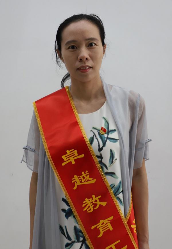 【2020年卓越教育工作者】陈梅:黑发积霜织日月,粉笔无言写春秋(图1) 【2020年卓越教育工作者】陈梅:黑发积霜织日月,粉笔无言写春秋(图1)