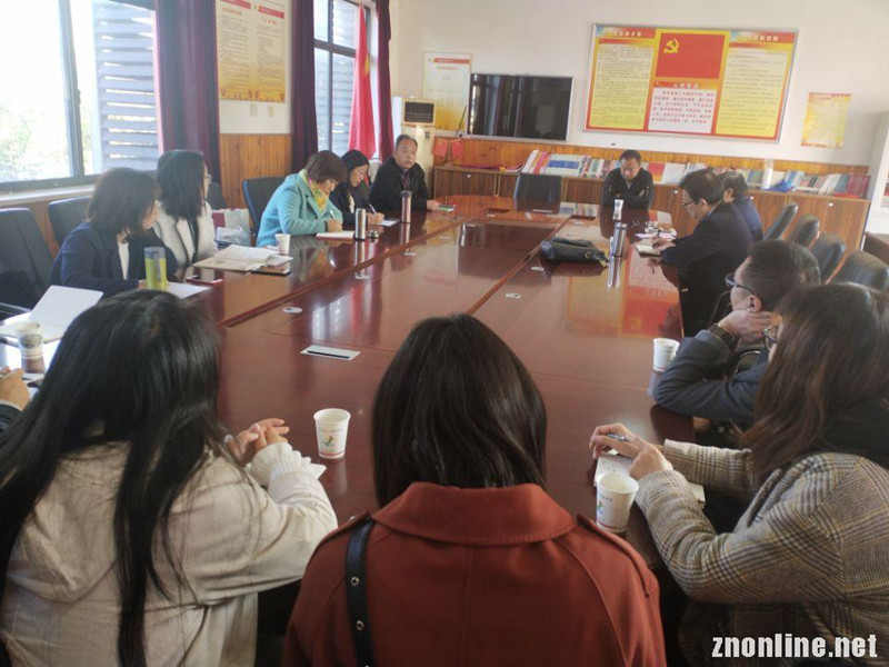 太阳成集团tyc234cc大中小学思政课一体化建设研究中心教师赴江夏区两所中学听课座谈(图2) 太阳成集团tyc234cc大中小学思政课一体化建设研究中心教师赴江夏区两所中学听课座谈(图2)