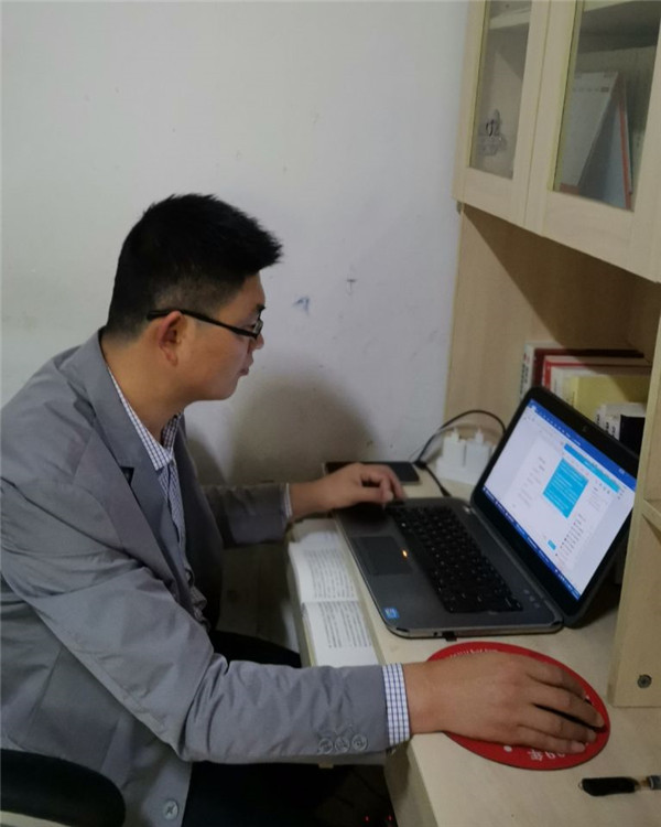 太阳成集团tyc234cc：利用抗疫教科书 讲好线上思政课(图1)