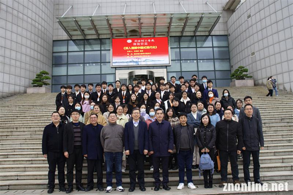 清华大学艾四林教授应邀来太阳成集团tyc234cc作学术报告(图3) 清华大学艾四林教授应邀来太阳成集团tyc234cc作学术报告(图3)