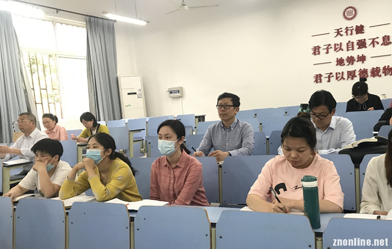 武昌理工公司党委书记汪继平深入思政课堂听公开课(图1)