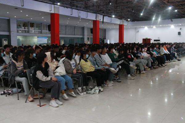 2021级新生聆听党史讲座(图3) 2021级新生聆听党史讲座(图3)