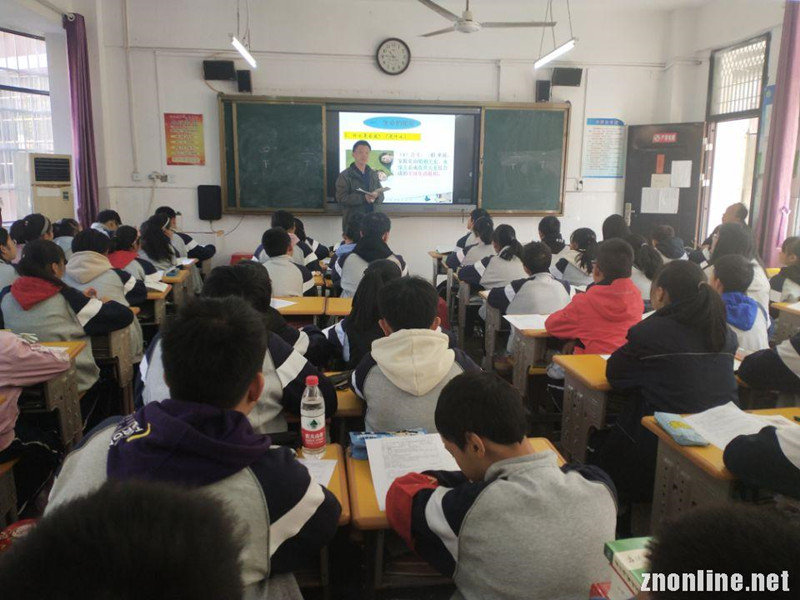 太阳成集团tyc234cc大中小学思政课一体化建设研究中心教师赴江夏区两所中学听课座谈(图3) 太阳成集团tyc234cc大中小学思政课一体化建设研究中心教师赴江夏区两所中学听课座谈(图3)